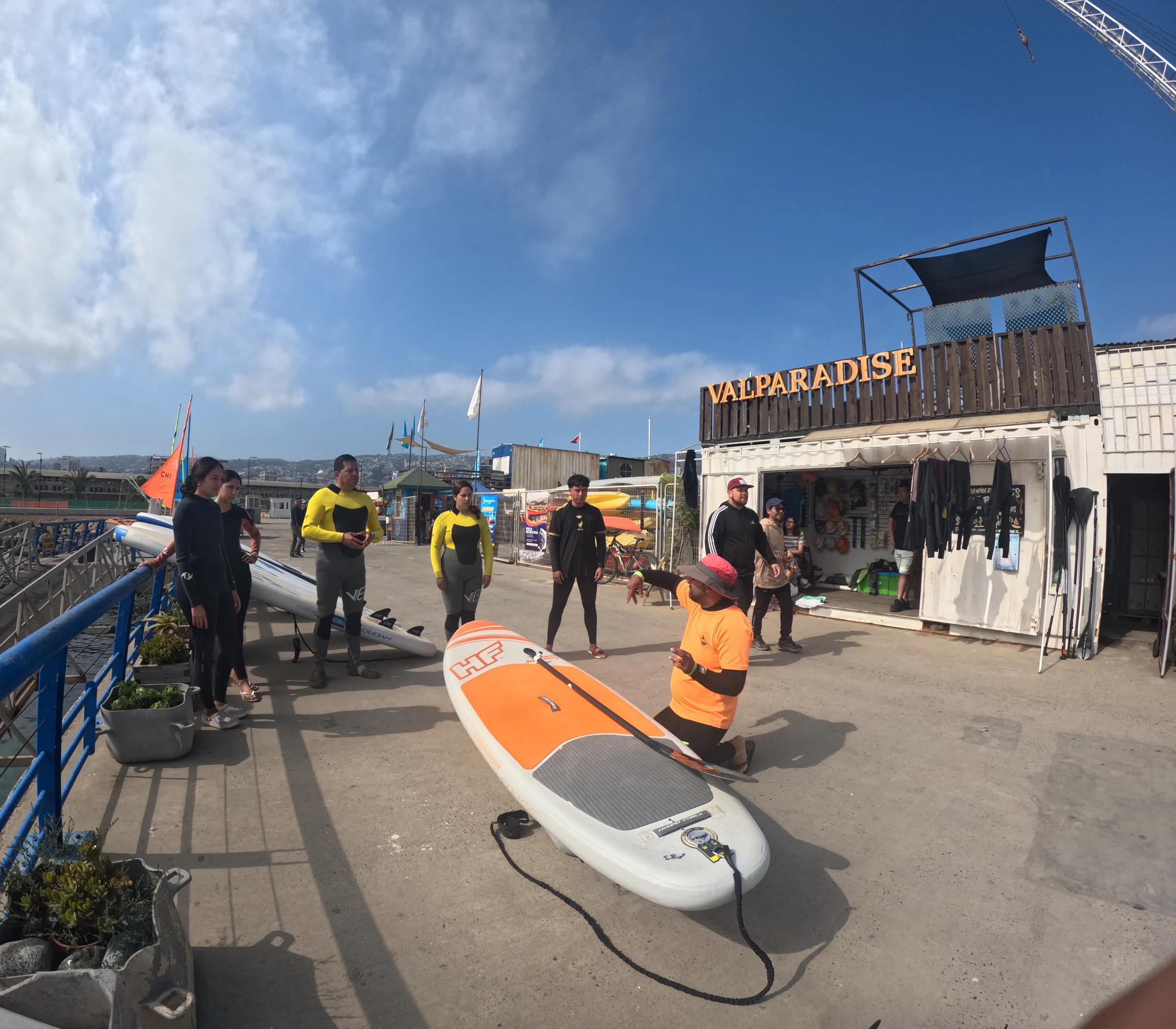 Equipo y participantes de Valparadise preparándose en Muelle Barón