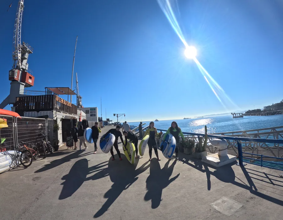 Grupo de participantes junto a la tienda Valparadise en Muelle Barón